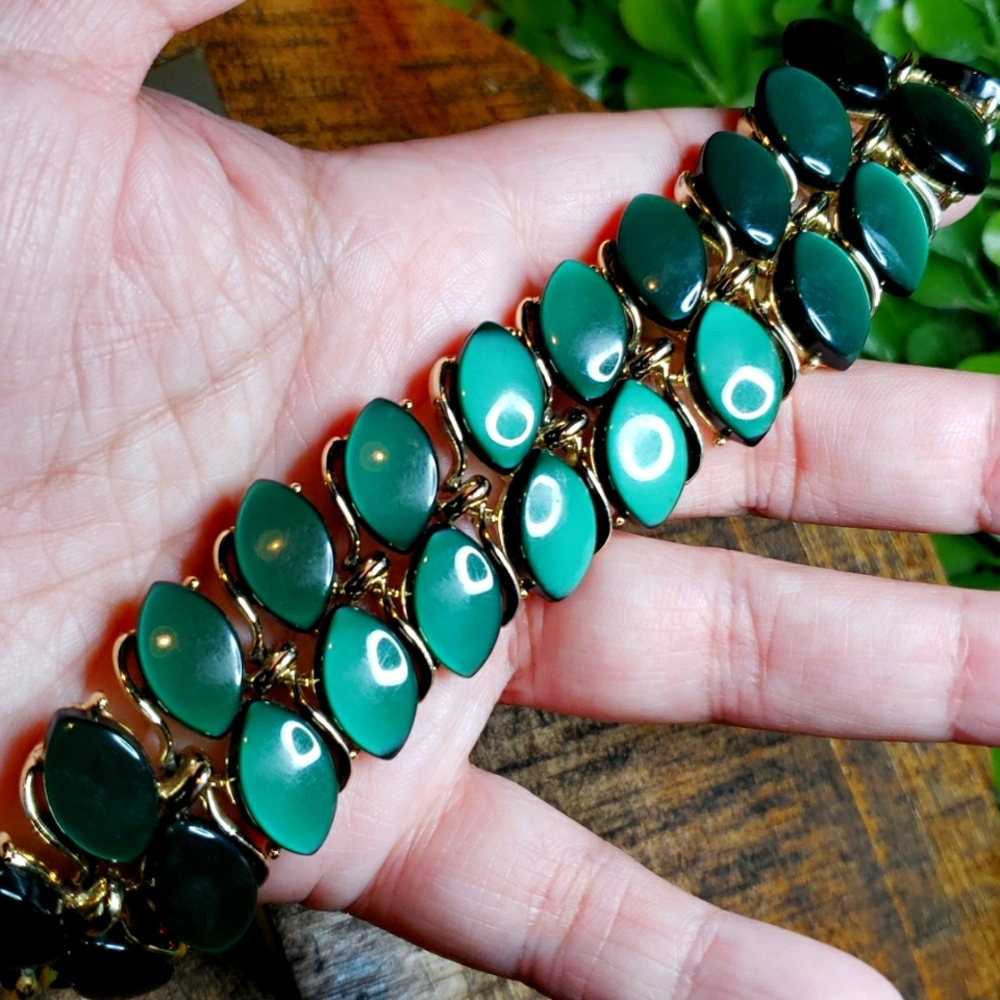 Vintage Lisner Double Row Green Moonglow Thermoset Cabachon Gold Link Bracelet
